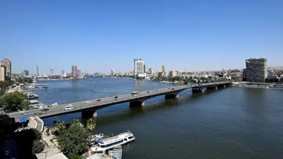منظر عام لجسر جامعة القاهرة عبر نهر النيل في العاصمة المصرية القاهرة يوم 20 مارس 2024