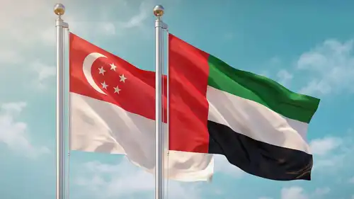 علمَا دولة الإمارات العربية المتحدة وجمهورية سنغافورة يرفرفان معاً.