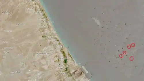 صورة بالأقمار الصناعية تظهر ناقلات نفط وهي تقوم بعمليات نقل من سفينة إلى أخرى قبالة سواحل سلطنة عمان، 10 أغسطس 2026