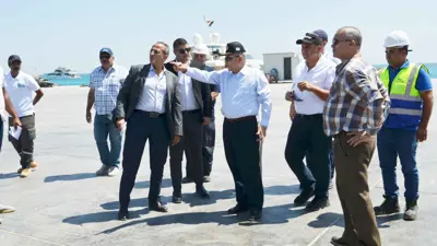 الفريق أسامة ربيع رئيس هيئة قناة السويس، يتفقد أعمال بناء الوحدات البحرية بمصنع مصر لبناء القاطرات بسفاجا