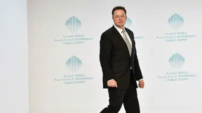 الرئيس التنفيذي لشركة «تسلا»، إيلون ماسك، خلال وصوله إلى جلسة نقاشية في القمة العالمية للحكومات، دبي، الإمارات، يوم 13 فبراير 2017.