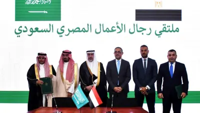صورة تذكارية عقب توقيع إحدى الاتفاقيات