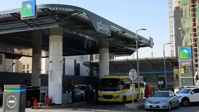 سيارات داخل محطة وقود تابعة لشركة «أرامكو» في العاصمة السعودية الرياض يوم 5 نوفمبر 2024