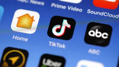 أيقونة تطبيق تيك توك يظهر على شاشة هاتف ذكي - في 1 نوفمبر 2019
