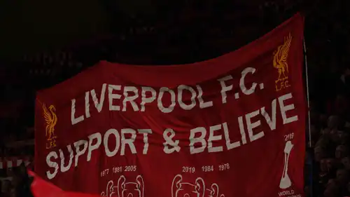لافتة تحمل شعار واسم ليفربول في ملعب أنفيلد خلال مباراة الدوري الإنجليزي الممتاز بين ليفربول ومانشستر يونايتد في ليفربول، إنجلترا، يوم 19 أكتوبر 2025.
