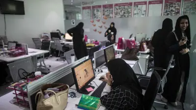 سعوديات يعملن في منصة «غلوورك»، المتخصصة بتوفير فرص عمل للنساء، في العاصمة الرياض، 7 فبراير 2018.