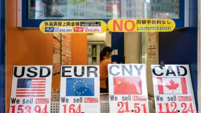  واجهة أحد مكاتب الصرافة في العاصمة اليابانية طوكيو، حيث يظهر سعر صرف الين مقابل الدولار الأميركي واليورو واليوان الصيني والدولار الكندي، يوم 25 أبريل 2024