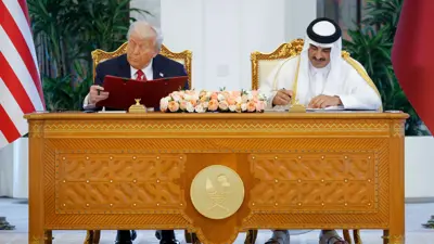 الرئيس الأميركي دونالد ترامب وأمير قطر الشيخ تميم بن حمد آل ثاني يحضران حفل توقيع اتفاقيات اقتصادية في الدوحة، 14 مايو 2025. 