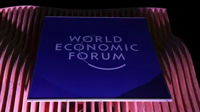  شعار المنتدى الاقتصادي العالمي خارج مركز المؤتمرات في يوم افتتاح الاجتماع السنوي الخامس والخمسين للمنتدى في دافوس بسويسرا، 20 يناير 2025. 