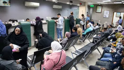 متعاملون داخل أحد فروع البنك الأهلي في العاصمة المصرية القاهرة، يوم 3 أبريل 2023