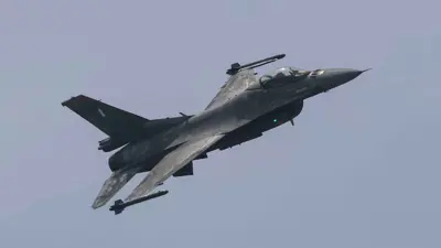  طائرة مقاتلة من طراز F-16 أميركية الصنع من إنتاج شركة لوكهيد مارتن، وهي أكثر الطائرات ذات الأجنحة الثابتة شيوعاً في الخدمة العسكرية عالمياً