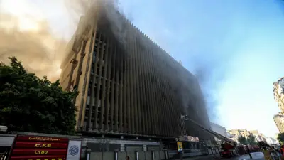 رجال الإطفاء يُخمدون النيران في مبنى سنترال رمسيس في قلب القاهرة، 7 يوليو 2025.