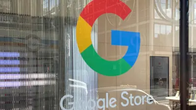 شعار Google خارج متجرها في نيويورك حيث يمكن للزوار تجربة الهواتف والمنتجات الأخرى من الشركة - 10 فبراير 2022