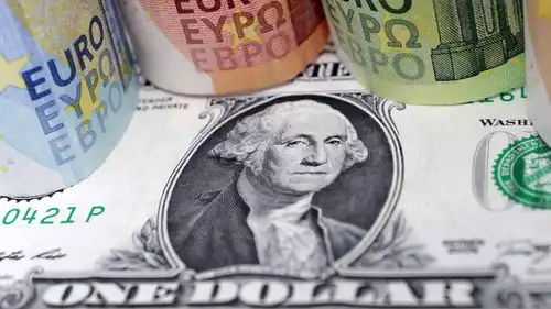 أوراق نقدية من الدولار الأميركي واليورو في صورة توضيحية ملتقطة يوم 17 يوليو 2022. 