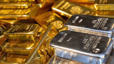 سبائك ذهب وفضة بأحجام مختلفة لدى شركة تجارة المعادن الثمينة «برو أوروم»