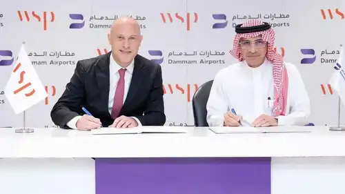 جانب من توقيع الرئيس التنفيذي لمطارات الدمام محمد الحسني، ورئيس شركة WSP لمنطقة الشرق الأوسط وآسيا دين ماكغريل، عقد تصميم لتطوير مطار الملك فهد الدولي، يوم 13 سبتمبر 2026.