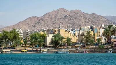 مدينة العقبة في أقصى جنوب الأردن على ساحل البحر الأحمر، تُعَد المدينة مركزاً حيوياً لتنمية الاقتصاد الأردني، وتلعب دوراً رئيسياً من خلال نشاطها في قطاعي التجارة والسياحة.