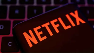 هاتف ذكي يحمل شعار «نتفليكس» موضوع على لوحة مفاتيح، 19 أبريل 2022.