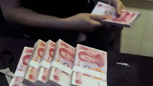 أوراق نقدية من فئة 100 يوان صيني داخل فرع لبنك «تشاينا ميرشانتس» في مدينة خفي بمقاطعة آنهوي، الصين، يوم 21 يونيو 2013.