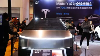 يزورون جناح «تسلا» في معرض السيارات الدولي الربيعي لعام 2025 في تشينغداو، الصين، يوم 7 مارس 2025.