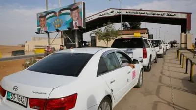  ضباط شرطة أردنيون يفحصون السيارات عند معبر جابر الحدودي في الأردن، قرب نقطة تفتيش نصيب السورية، بالقرب من المفرق، الأردن، 25 أكتوبر 2018.