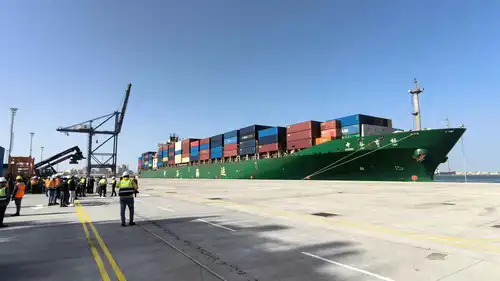 سفينة الشحن الصينية تشونغ غو جي لين في محطة حاويات ميناء أبو قير البحري بالإسكندرية، مصر، يوم 9 يناير 2024.
