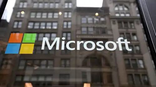 شعار شركة Microsoft Corp على أبواب مكتبها الكائن في الجادة الخامسة، مدينة نيويورك، - 13 سبتمبر 2023