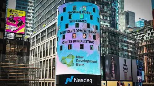 الشاشة الرقمية لبرج ناسداك في ساحة تايمز سكوير تحتفي بإدراج بنك التنمية الجديد لسندات بقيمة 1.75 مليار دولار في بورصة ناسداك دبي، بتاريخ 10 سبتمبر 2026.