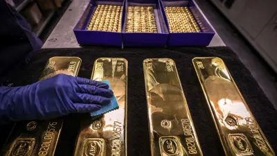 عامل يلمّع سبائك الذهب داخل مصفاة «إي بي سي» في مدينة سيدني الأسترالية يوم 5 أغسطس 2020