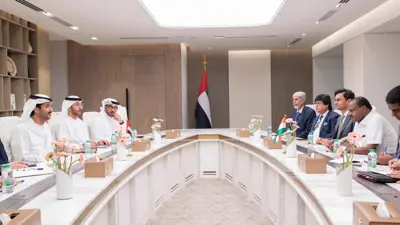 اجتماع وزير الاقتصاد والسياحة الإماراتي عبدالله بن طوق المري مع إتش دي كوماراسوامي، وزير الصلب والصناعات الثقيلة الهندي في دبي 1 يوليو 2025