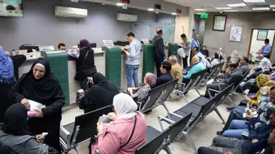 متعاملون داخل أحد فروع البنك الأهلي في العاصمة المصرية القاهرة، في يوم 3 أبريل 2023.