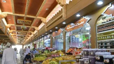 يتبضعون داخل أحد الأسواق في سلطنة عُمان.