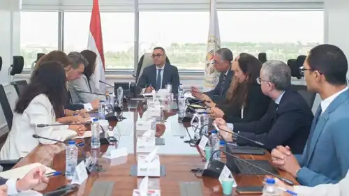 جانب من مباحثات وزير الاستثمار والتجارة الخارجية المصري، حسن الخطيب، مع وفد من البنك الأوروبي لإعادة الإعمار والتنمية، في العاصمة القاهرة، يوم 17 سبتمبر 2025.