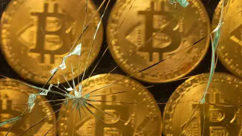 «بيتكوين» تخسر أكثر من 50% من أعلى سعر لها على الإطلاق.