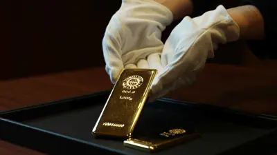 سبيكتا ذهب معروضتان بمتجر في حي تشو وسط العاصمة اليابانية طوكيو يوم 29 أغسطس 2023.