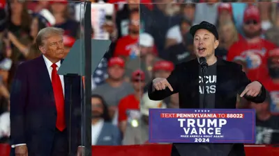الرئيس المنتخب دونالد ترامب  يراقب إيلون ماسك خلا تجمع انتخابي في ولاية بنسلفانيا - 5 أكتوبر 2024