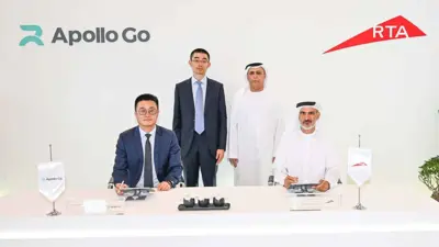 جانب من توقيع مذكرة التفاهم بين هيئة الطرق والمواصلات في دبي وشركة «بايدو أبولو جو» لتشغيل مركبات أجرة ذاتية القيادة في الإمارة