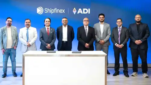 صورة تذكارية خلال توقيع «إيه دي آي تشين» و«شيب فينكس» شراكة استراتيجية لإطلاق أول فئة منظمة من الأصول البحرية المُرمزة، بتاريخ 11 أغسطس 2026.