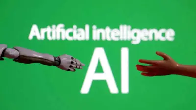 صورة تُظهر عبارة «الذكاء الاصطناعي AI»، بالإضافة إلى روبوت مصغر ويد لعبة، في 14 ديسمبر 2023.