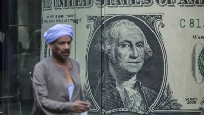 رجل يمر أمام مكتب صرافة في العاصمة المصرية القاهرة يوم 3 نوفمبر 2016.