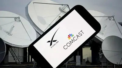 شعارات Starlink و Comcast معروضة على شاشة هاتف محمول وشاشة رقمية، 27 يونيو 2024.