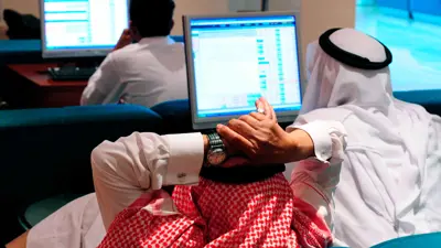 متداولون يتابعون حركة الأسهم داخل السوق المالية السعودية في الرياض، يوم 3 مارس 2025.