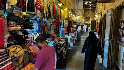 محلات تعرض سلعها في سوق واقف بالعاصمة القطرية الدوحة - 3 ديسمبر 2024.