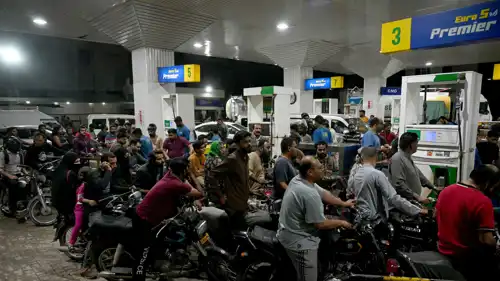 عدد من العملاء في طابور أمام محطة وقود عقب ارتفاع أسعار البنزين في كراتشي، باكستان، يوم 3 أبريل 2026