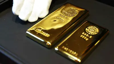 بائع يعرض سبيكتي ذهب داخل أحد متاجر حي تشو في العاصمة اليابانية طوكيو يوم 29 أغسطس 2023.