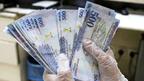 موظف يعد أوراقاً نقدية من فئة 500 ريال سعودي في محل للصرافة في الرياض، المملكة العربية السعودية، في 10 مارس 2020. 