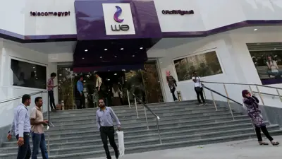 مراجعون أمام مقر "المصرية للاتصالات" في العاصمة القاهرة ـ 21 سبتمبر 2017.