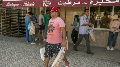 الزبائن يشترون الخبز من مخبز في تونس العاصمة، يوم 1 أغسطس 2023.