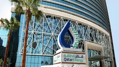 شعار «قطر للطاقة» أمام المقر الرئيس للشركة في العاصمة الدوحة يوم 6 نوفمبر 2022.
