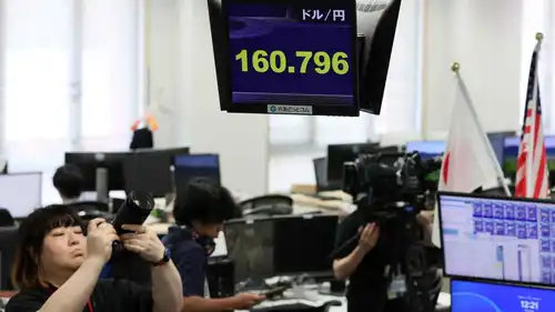 لوحة إلكترونية تعرض سعر صرف الين الياباني مقابل الدولار الأميركي في حي ميناتو، طوكيو، بتاريخ 31 يوليو 2026